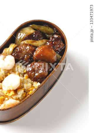 海老炒飯黒酢酢豚弁当を白背景で撮影 133471973