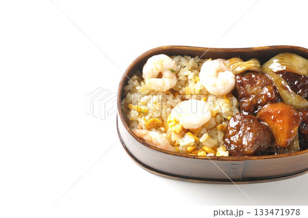 海老炒飯黒酢酢豚弁当を白背景で撮影 133471978