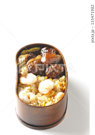 海老炒飯黒酢酢豚弁当を白背景で撮影 133471982