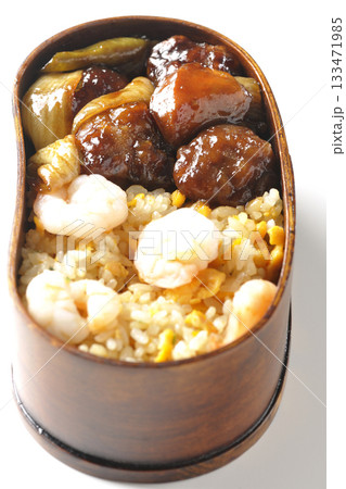 海老炒飯黒酢酢豚弁当を白背景で撮影 海老炒飯黒酢酢豚弁当を白背景で撮影 133471985