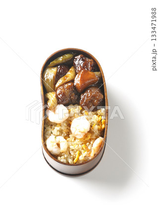海老炒飯黒酢酢豚弁当を白背景で撮影 海老炒飯黒酢酢豚弁当を白背景で撮影 133471988