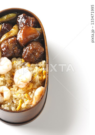 海老炒飯黒酢酢豚弁当を白背景で撮影 海老炒飯黒酢酢豚弁当を白背景で撮影 133471995
