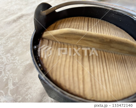 木の蓋がされたいろり鍋 木の蓋がされたいろり鍋 133472140