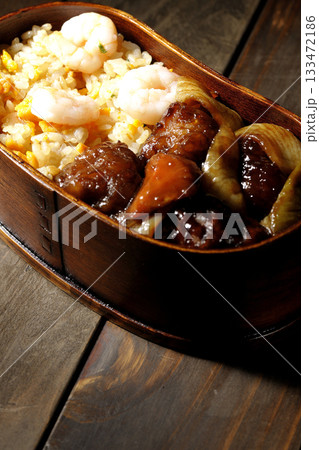 海老炒飯黒酢酢豚弁当 133472186