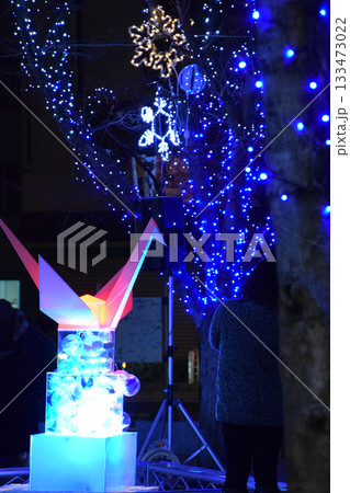 冬の街のイルミネーションでライトアップされる平和を祈る折り鶴のオブジェ(師走・年の瀬の街灯かり) 133473022