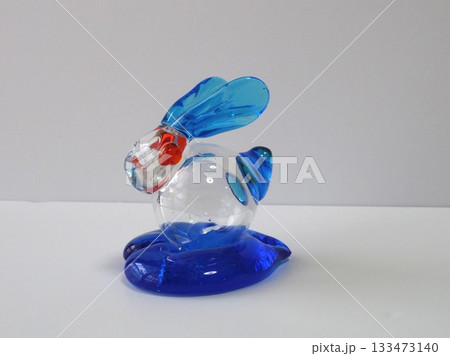 琉球ガラスの青いウサギの置物・ガラス細工 133473140