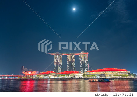 ナショナルデーに赤い国旗色にライトアップされたマリーナベイサンズ, シンガポール 133473312