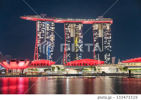 ナショナルデーに赤い国旗色にライトアップされたマリーナベイサンズ, シンガポール 133473319