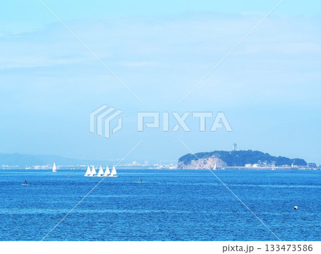 神奈川県　森戸海岸から江の島　眺望　10月 133473586