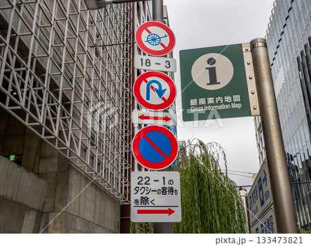 東京・銀座の道路標識　規制標識 308「自転車以外の軽車両通行止め」（大八車の図柄） 133473821