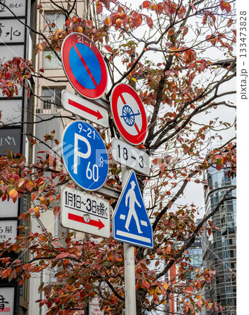 東京・銀座の道路標識　規制標識 308「自転車以外の軽車両通行止め」（大八車の図柄） 133473828