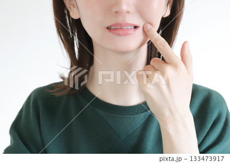 歯の痛みを感じる女性 133473917