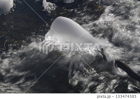 白樺湖には雪の雪の積もった冬の赤い鳥居や川には氷結した氷があります。 133474385