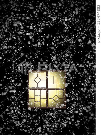 雪降る夜にレトロな窓に明かりが灯る縦 133474882
