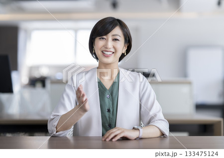 カメラ目線で話す30代のビジネスウーマン カメラ目線で話す30代のビジネスウーマン 133475124