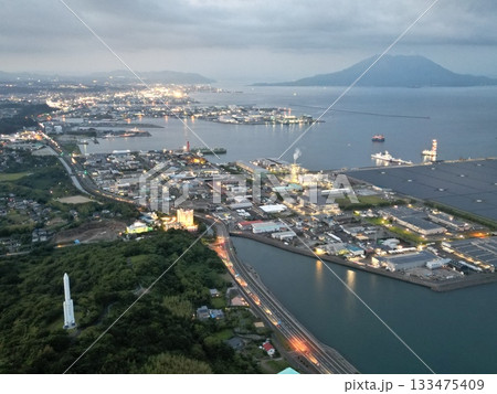 錦江湾公園上空から谷山港方面の夜景の空撮 錦江湾公園上空から谷山港方面の夜景の空撮 133475409