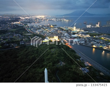 錦江湾公園上空から谷山港方面の夜景の空撮 133475415