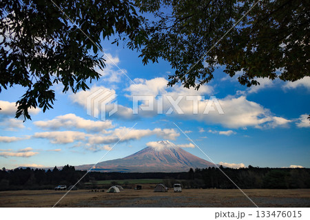 富士山麓朝霧高原のキャンプ場から晩秋の富士山の絶景　　静岡県富士宮市　日本 133476015