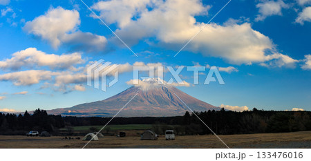 富士山麓朝霧高原のキャンプ場から晩秋の富士山の絶景　　静岡県富士宮市　日本 133476016
