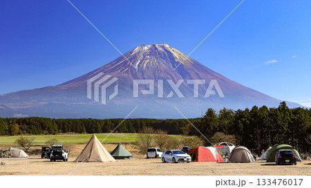 富士山麓朝霧高原のキャンプ場から晩秋の富士山の絶景 静岡県富士宮市 日本 富士山麓朝霧高原のキャンプ場から晩秋の富士山の絶景 静岡県富士宮市 日本 133476017