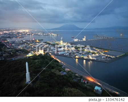 錦江湾公園上空から谷山港方面の夜景空撮 錦江湾公園上空から谷山港方面の夜景空撮 133476142
