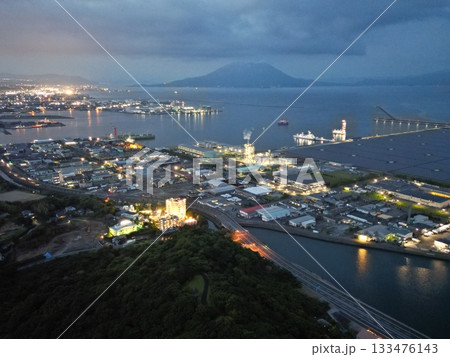 錦江湾公園上空から谷山港方面の夜景空撮 錦江湾公園上空から谷山港方面の夜景空撮 133476143