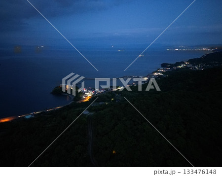 錦江湾公園上空から谷山街道の夜景の空撮 錦江湾公園上空から谷山街道の夜景の空撮 133476148