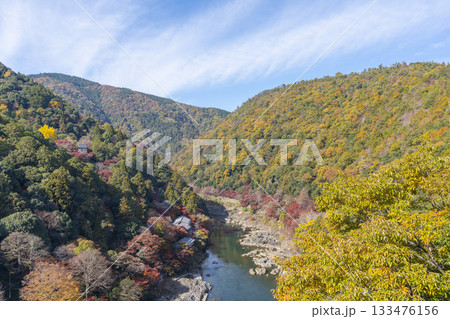 秋の保津峡を嵐山公園展望台から望む 133476156
