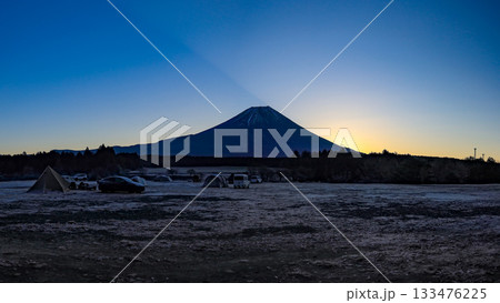 晩秋の富士山麓朝霧高原のキャンプ場から 夜明けの富士山の絶景 静岡県富士宮市 日本 晩秋の富士山麓朝霧高原のキャンプ場から 夜明けの富士山の絶景 静岡県富士宮市 日本 133476225