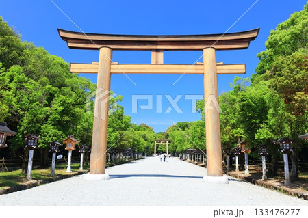【奈良県】快晴の橿原神宮の第一鳥居 133476277