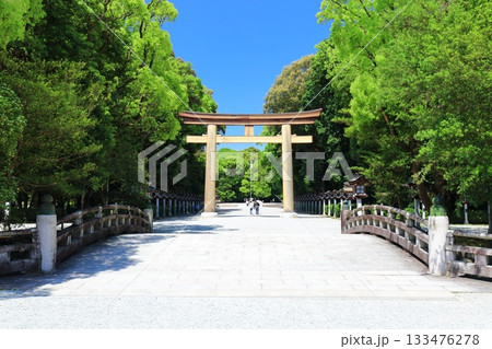 【奈良県】快晴の橿原神宮の第二鳥居 133476278