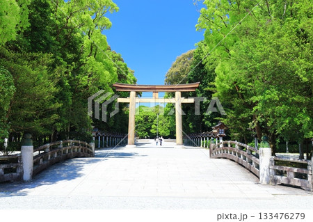【奈良県】快晴の橿原神宮の第二鳥居 133476279