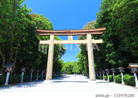 【奈良県】快晴の橿原神宮の第二鳥居 133476280