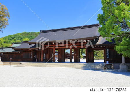 【奈良県】快晴の橿原神宮の南神門 133476281