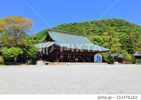 【奈良県】快晴の橿原神宮の外拝殿 133476282