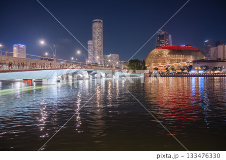 夜のマリーナベイとビル群, シンガポール 133476330