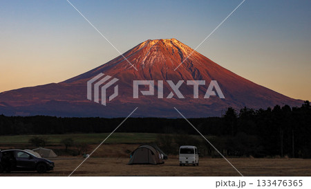 晩秋の富士山麓朝霧高原のキャンプ場から 夕陽に赤く染まる赤富士の絶景 静岡県 富士宮市 日本 晩秋の富士山麓朝霧高原のキャンプ場から 夕陽に赤く染まる赤富士の絶景 静岡県 富士宮市 日本 133476365