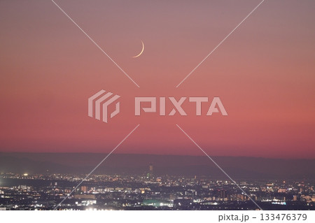 生駒山から見た大阪平野と細い月 133476379
