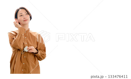 音楽やラジオを聴いている女性(大) 音楽やラジオを聴いている女性(大) 133476411