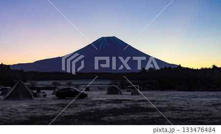 晩秋の富士山麓朝霧高原のキャンプ場から　夜明けの富士山の絶景　　静岡県富士宮市　日本 133476484