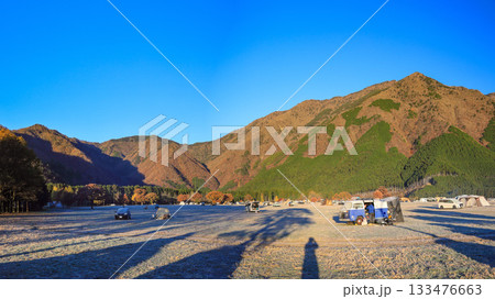 晩秋の富士山麓朝霧高原のキャンプ場から 朝陽に染まる毛無山の絶景 静岡県富士宮市 日本 晩秋の富士山麓朝霧高原のキャンプ場から 朝陽に染まる毛無山の絶景 静岡県富士宮市 日本 133476663