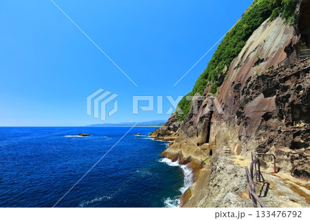 【三重県】快晴の鬼ヶ城の奥の木戸 【三重県】快晴の鬼ヶ城の奥の木戸 133476792