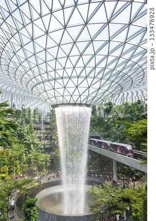 チャンギ空港のジュエル滝とガラスドーム, シンガポール 133476928
