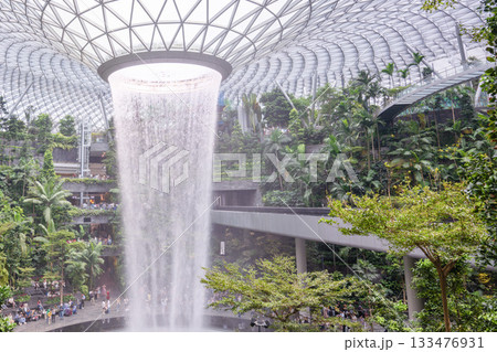 チャンギ空港のジュエル滝とガラスドーム, シンガポール 133476931