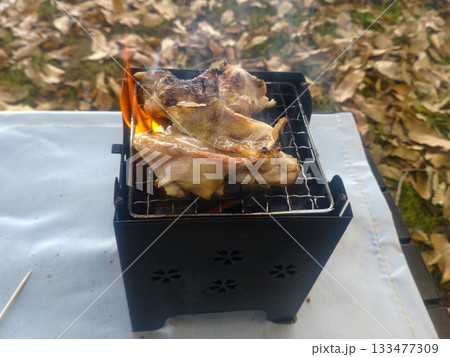 晩秋の富士山麓朝霧高原のキャンプ場でのBBQ　静岡県富士宮市　日本 133477309