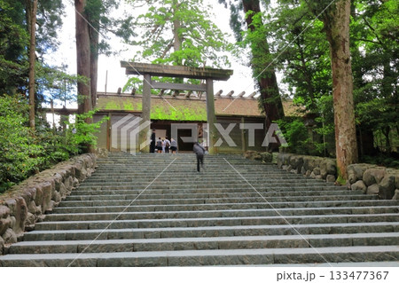 【三重県】晴天の伊勢神宮の正宮皇大神宮（南御門） 133477367