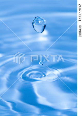 水しぶきのアクションショット 133477642