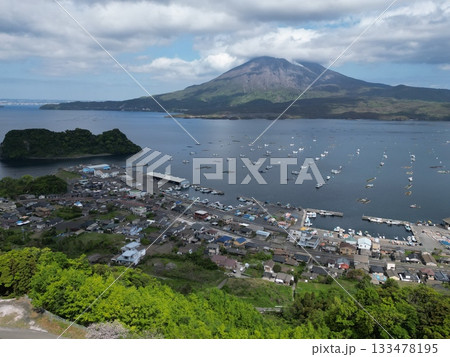 桜島と錦江湾を望む風光明媚な海潟漁港の空撮 桜島と錦江湾を望む風光明媚な海潟漁港の空撮 133478195
