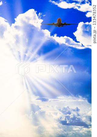 大空高く白い雲の中を飛行する飛行機 133478352