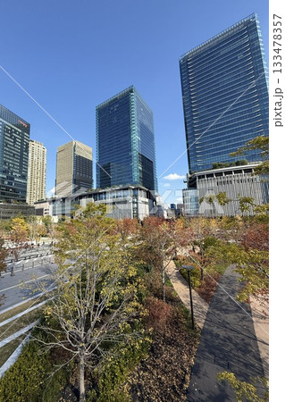 秋晴れ　紅葉色ずく　うめ北公園　グラングリーン大阪 133478357